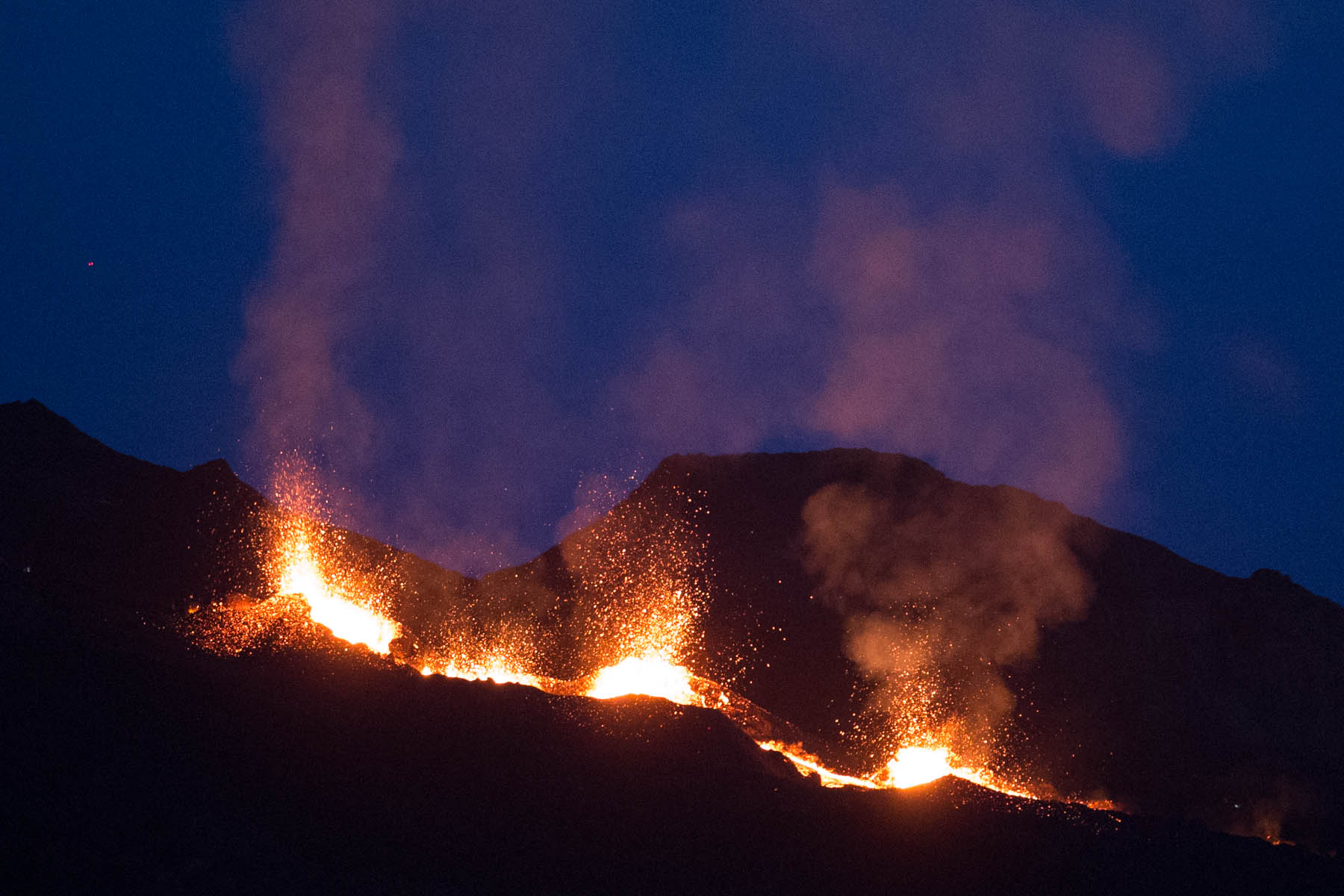Le volcan Piton de la Fournaise s’est à nouveau réveillé. Cela s’est produit dans la nuit du dimanche 6 décembre au lundi 7 décembre. C’était sa troisième éruption en 2020.